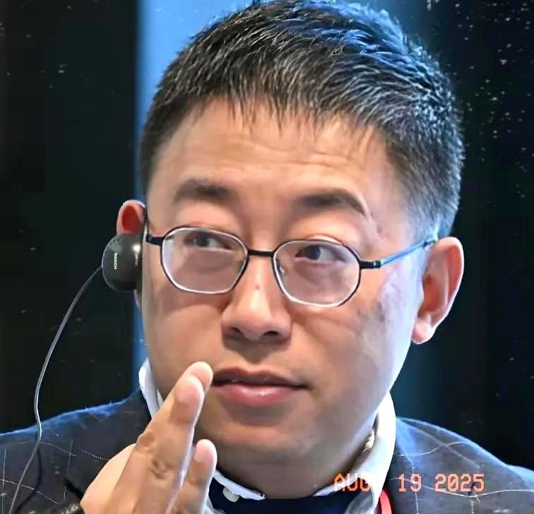 他们真正怕的是中国赢。

沈逸点破：精英们把子女和存款都押在美国，一旦中国科技追