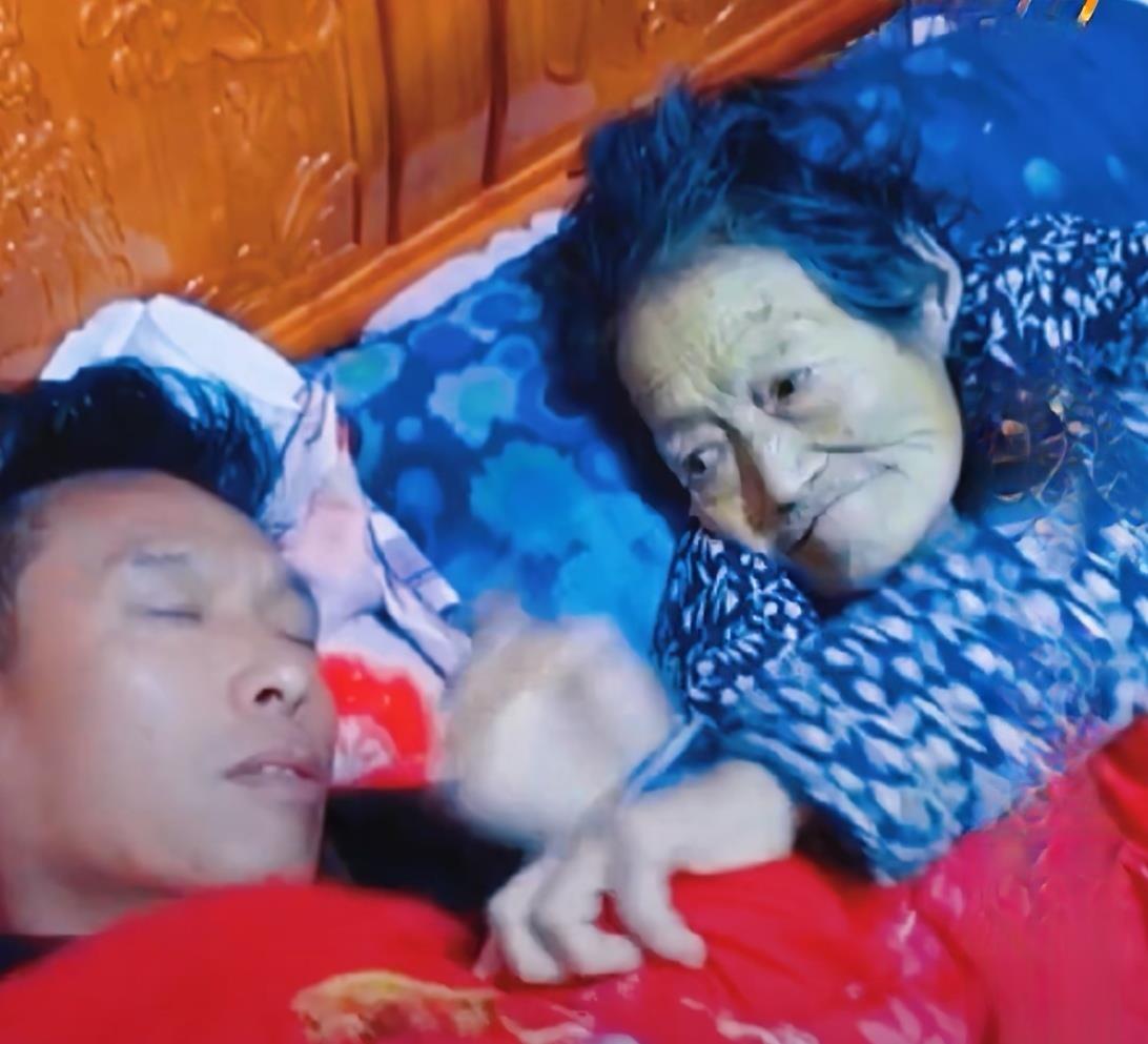 陕西丹凤汪雷，2023年12月翻看家中监控，看见病重母亲在离世前一晚，拼尽力气为