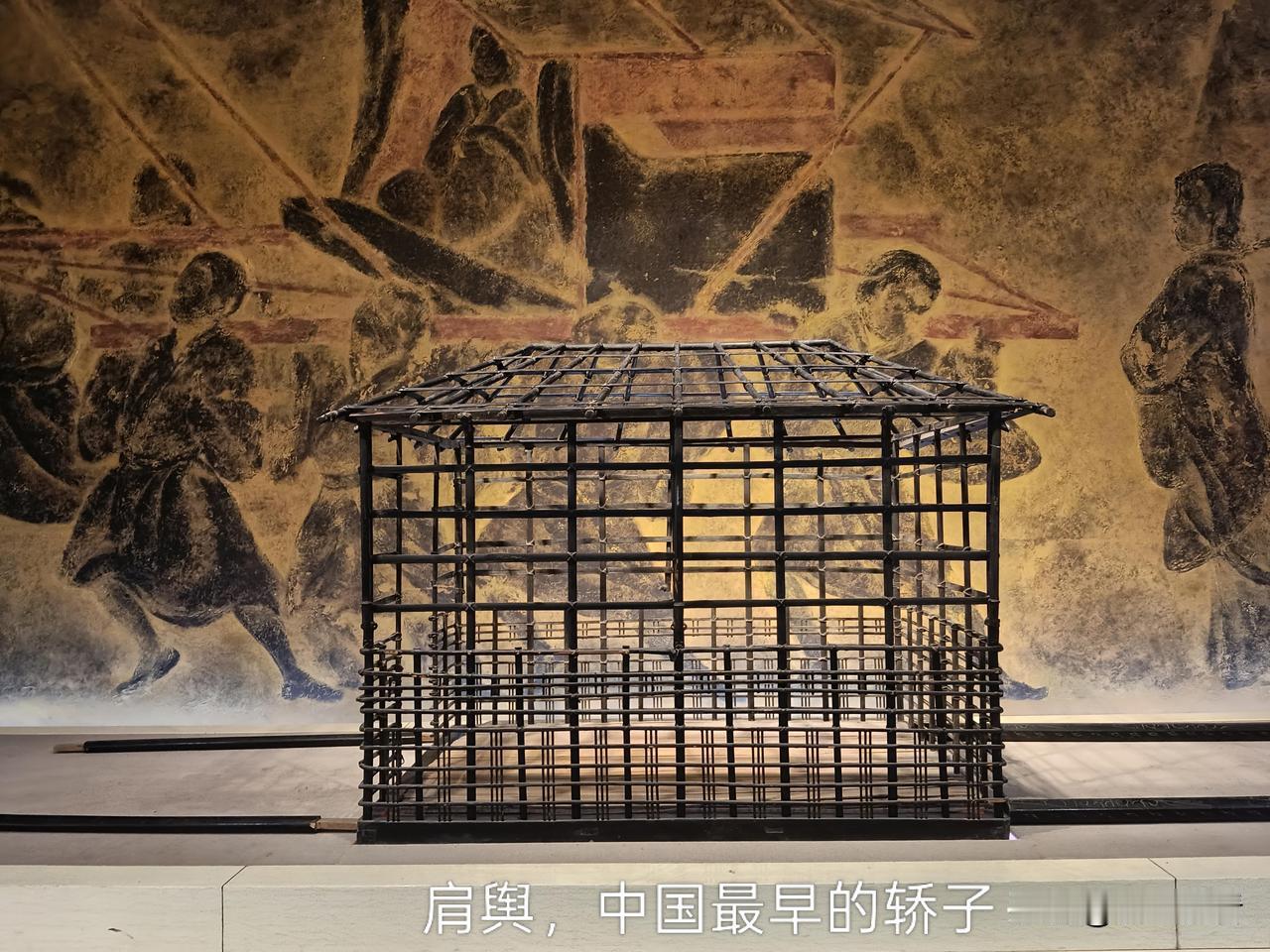 信阳博物馆中陈列着一乘春秋时期的肩舆。

展牌上介绍它是世界上最早的轿子，形制小