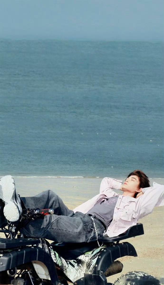 丁禹兮沙滩照 帅气小丁沙滩出没～🏖️放飞自我的小丁 沙滩机车少年绝配 哥帅的有