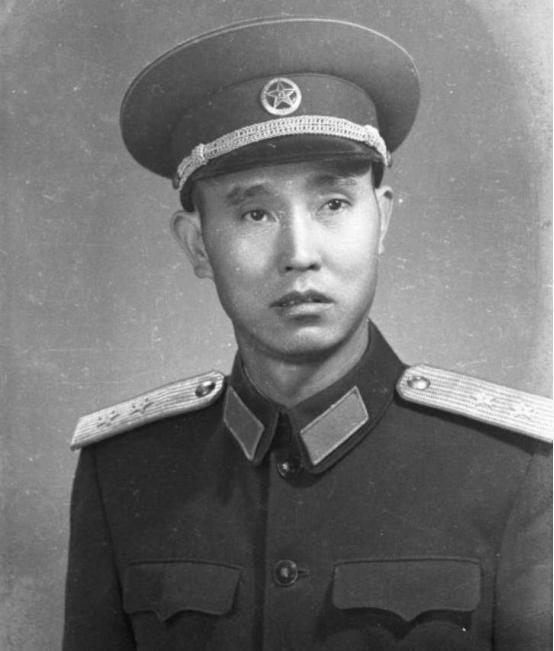 1947年，一名解放军师长，大腿根部受伤住院，这时，一19岁女护士来到他的病房，