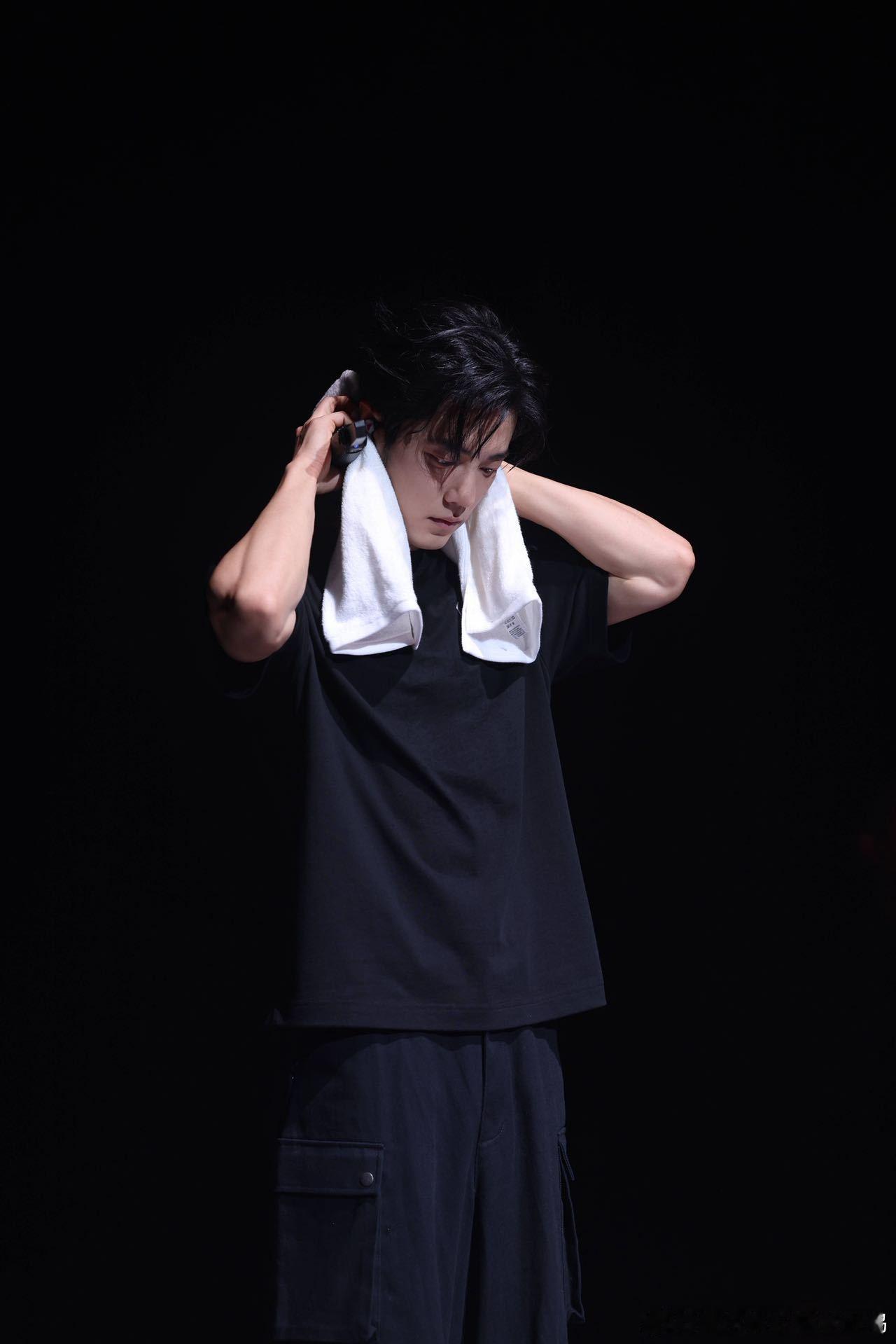 VOGUE盛典vs肖战演唱会肖战大战vogue VOGUE盛典开年度盛典，肖战开