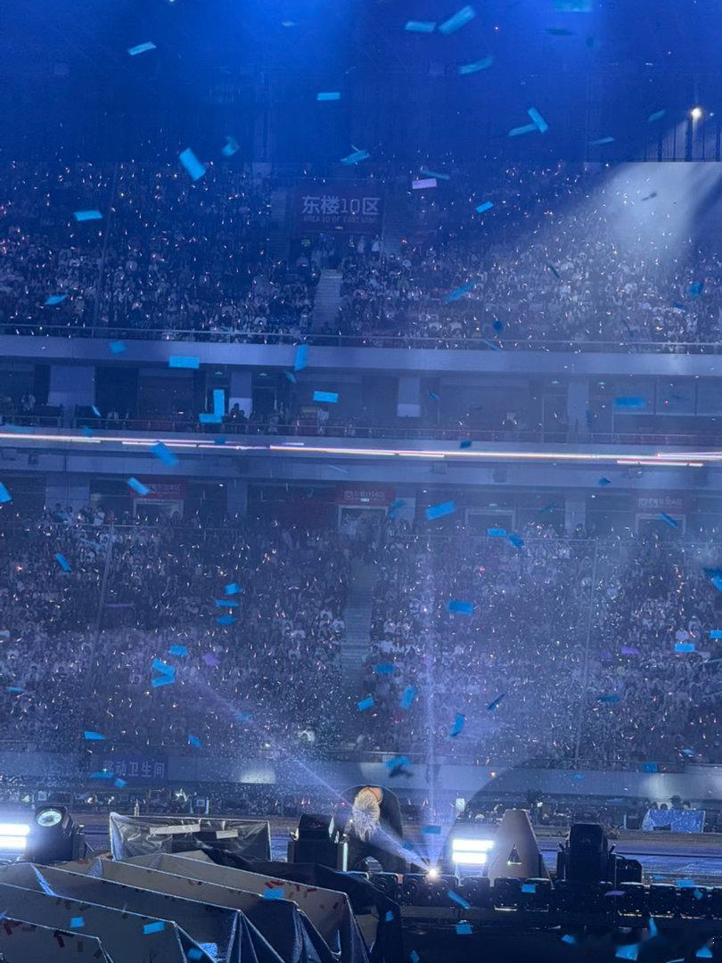 现场老薛在大雨和歌迷互动，一个大二的女生，说她高三的时候压力很大，都是听老薛的歌