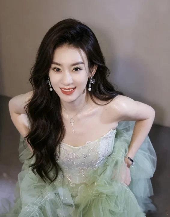 侯宇长发侯宇长发现身机场 侯宇长发现身机场！姐姐变长发了！我们百变小侯宇太美了！