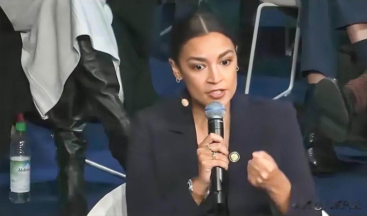 众议员亚历山德里娅·奥卡西奥-科尔特斯（AOC）批评特朗普政府退出国际承诺，如削