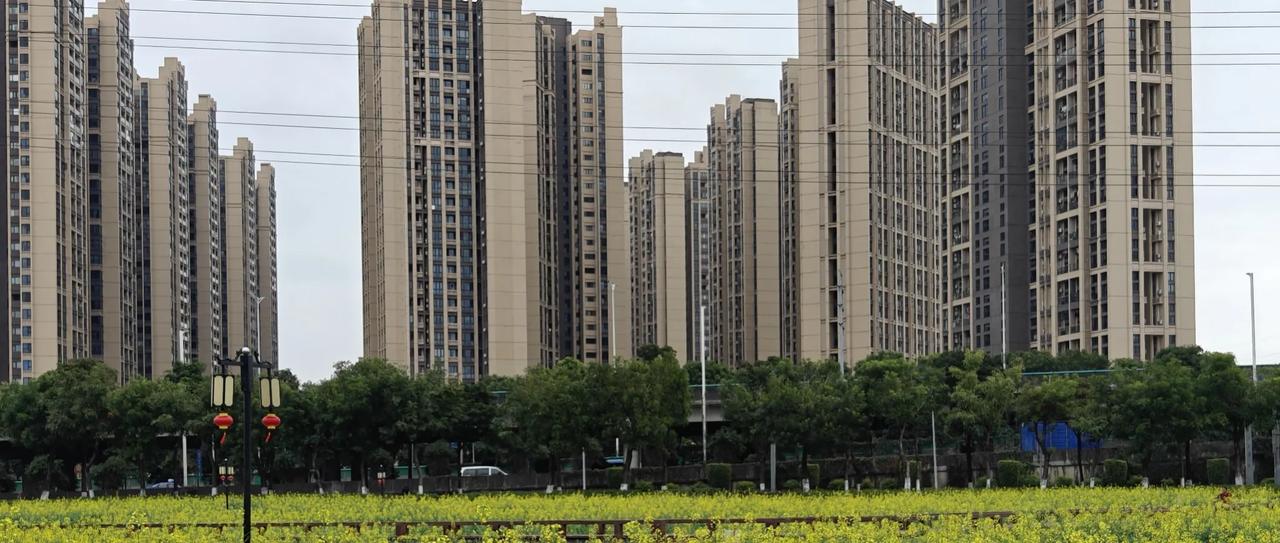 房价持续下跌，对于老百姓意味着什么呢？对经济发展又会有怎样的影响呢？