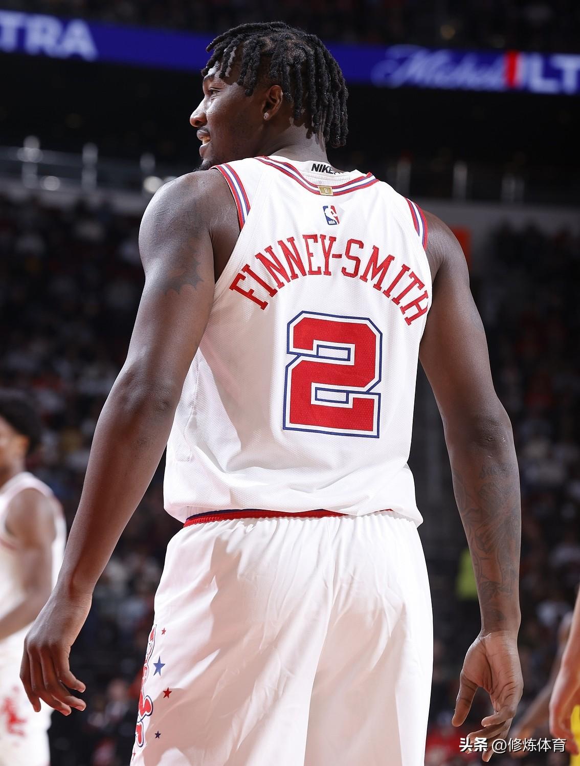 除了薪水高，芬尼-史密斯各项数据都比不上奥科吉！

1、比薪水：芬尼-史密斯更高