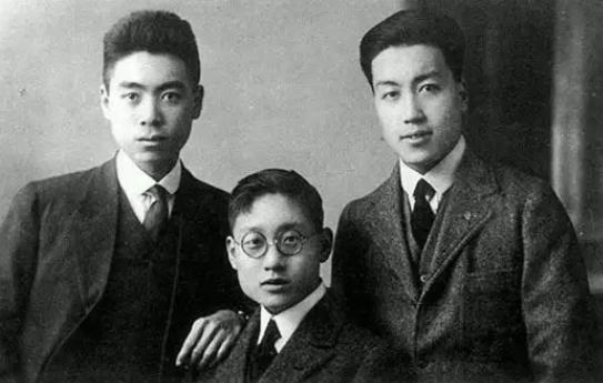 1927年，周恩来被捕。谁料，审讯他的人，是他的学生。他凑近周总理，轻声说：“周