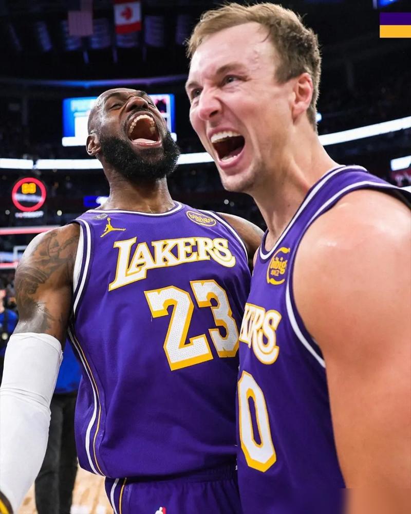 詹姆斯在更衣室突然狂飙高音唱歌，只因为那个大家眼里的呆板纯射手，刚刚硬生生砸烂了