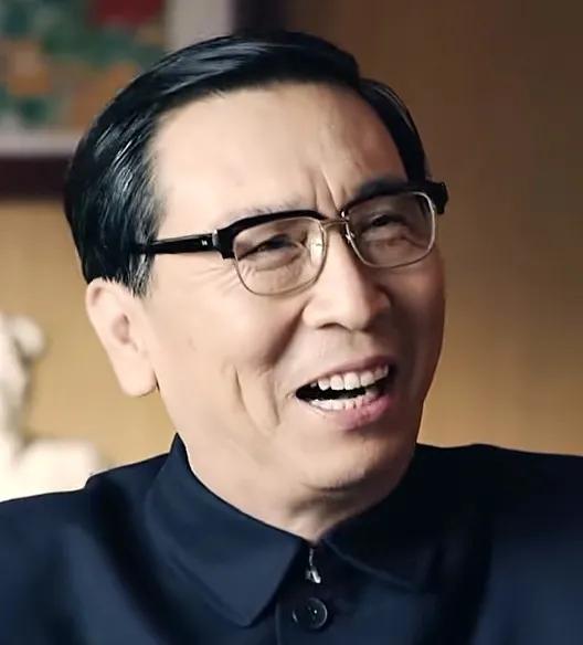  大领导的扮演者毕彦君，1955年7月出生于辽宁省鞍山市，国家一级演员，毕业于上