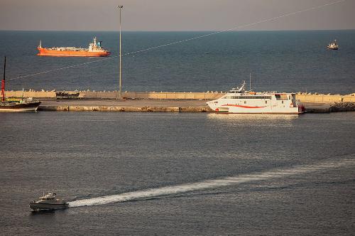 “伊朗要赚翻了！”央视新闻报道称，当地时间2026年4月8日，伊朗最高国家安全委