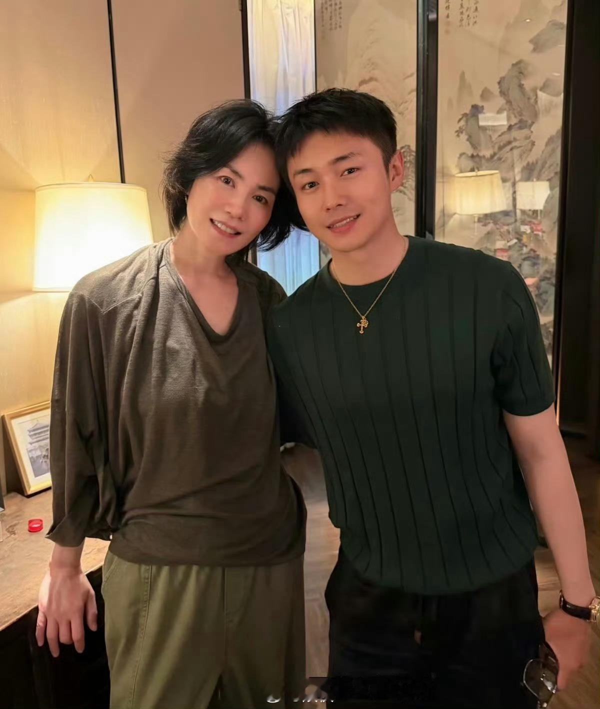 孙浩在小红书分享，王菲现身谢霆锋西安演唱会，《主角》剧组不少人都到场了，翟子路当