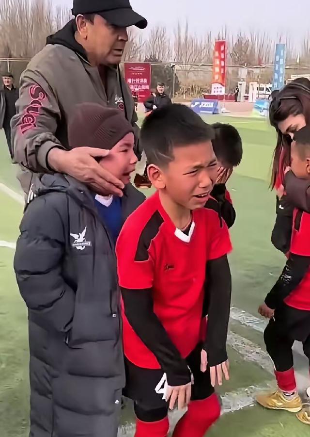 新疆少年足球队与董路带领的足球小将正面交锋，经过一番激烈较量，最终还是遗憾输掉了