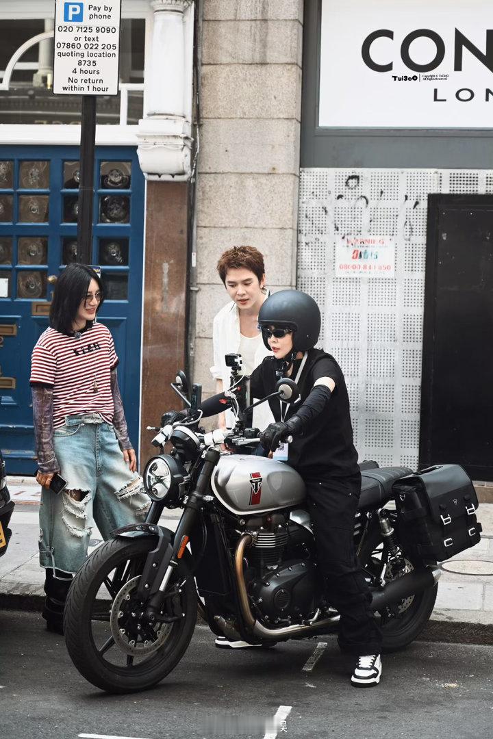一家人即视感🥰🥰李佳琦尚雯婕像送王濛上学