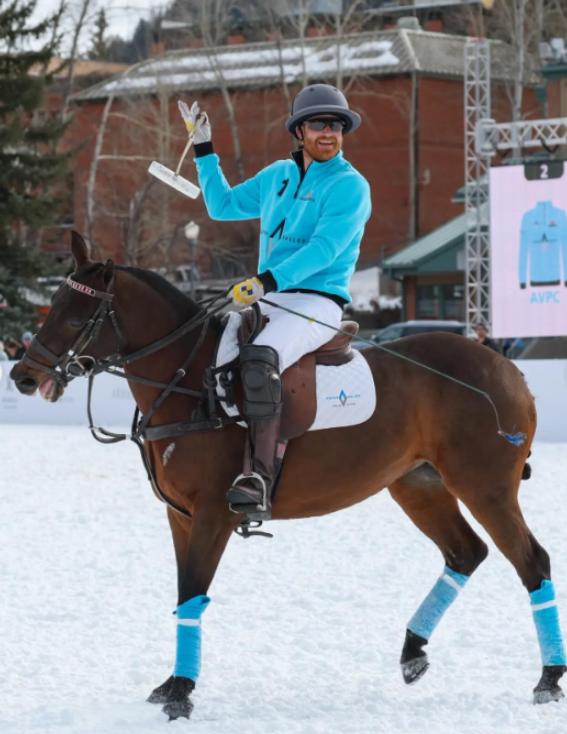 离家的哈里王子散发着张扬的自信，留守的威尔士亲王威廉王子没有了昔日的骄傲，整个人