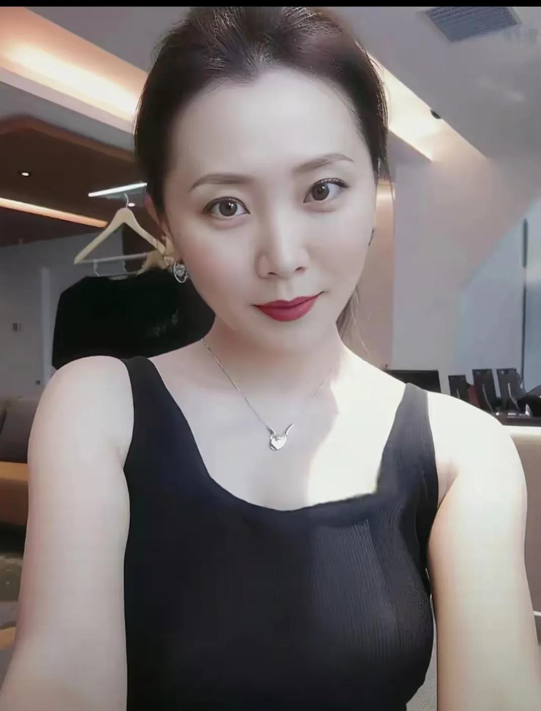 "哥哥，你快说说嘛，你喜不喜欢我撒娇？"小涵的眼中闪烁着期待的光芒，声音软糯而充