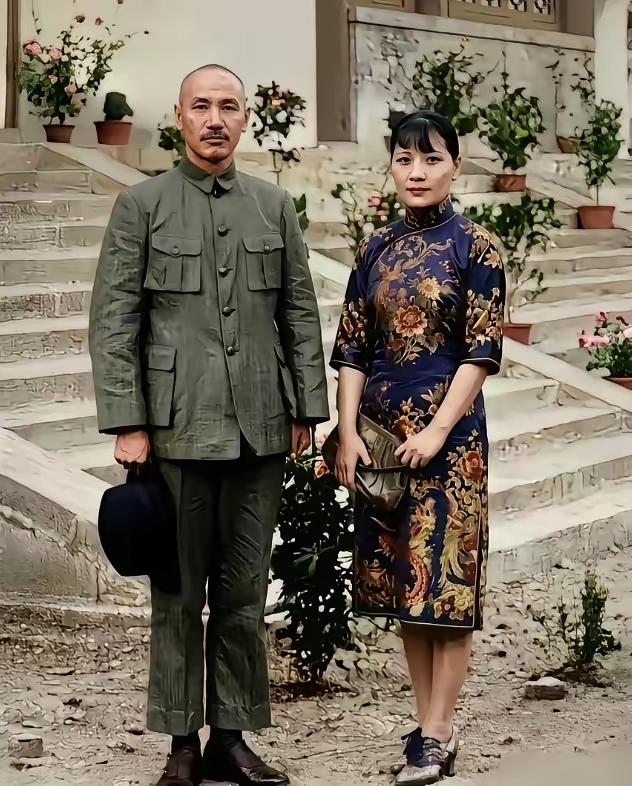 1943年8月26日，宋美龄趁蒋介石外出的机会，派人秘密召来军统头子戴笠，给他下