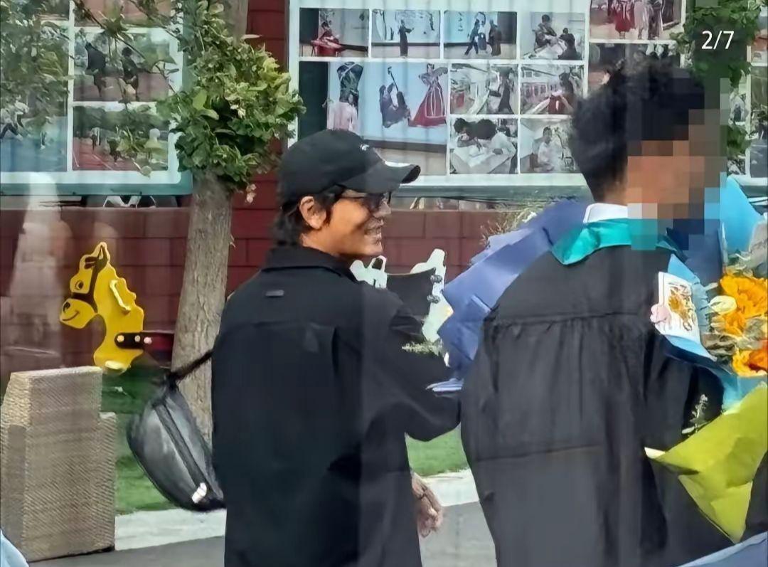 陈坤参加某国际学校毕业典礼，现场照曝光！
      6月7日，陈坤身穿黑色短裤