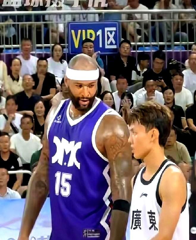 考辛斯低头夸徐杰，小个子赢的尊严！

大伙以为得被碾碎，结果火花变拥抱。

身高