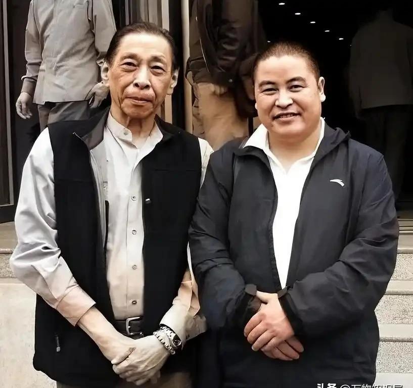 1991年，杜月笙的儿子杜维善来到了北京，想收回父亲当年购置的四合院，然而住户却