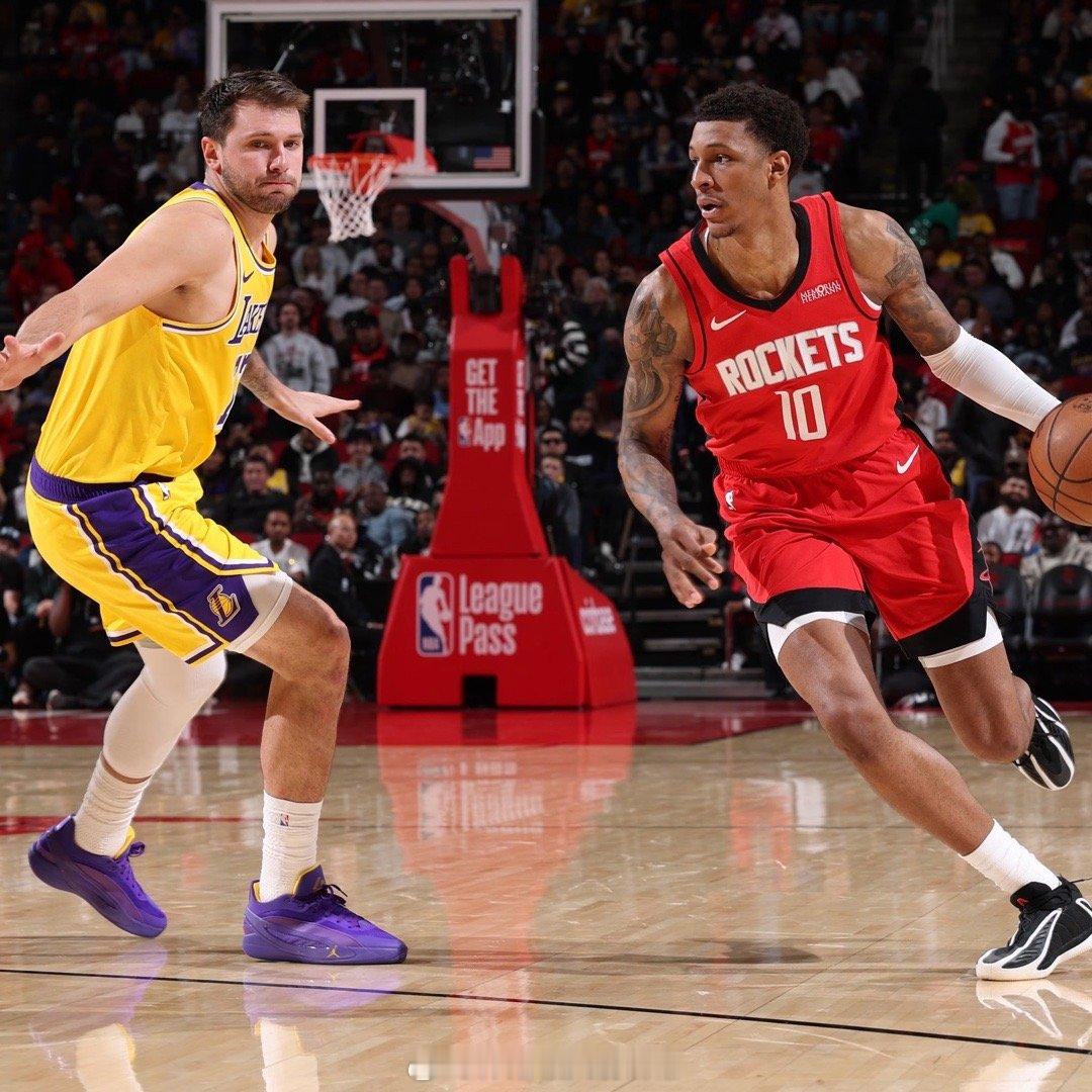 小贾本赛季VS湖人：18.7 分6.7 篮板1.3 助攻0.7 抢断0.7 盖帽