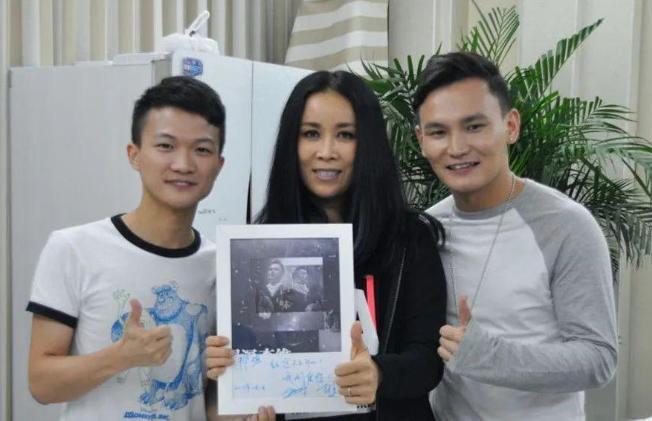 2014年，那英对周深说：“虽然你很有才华，但我更喜欢李维。”随后周深被淘汰。只