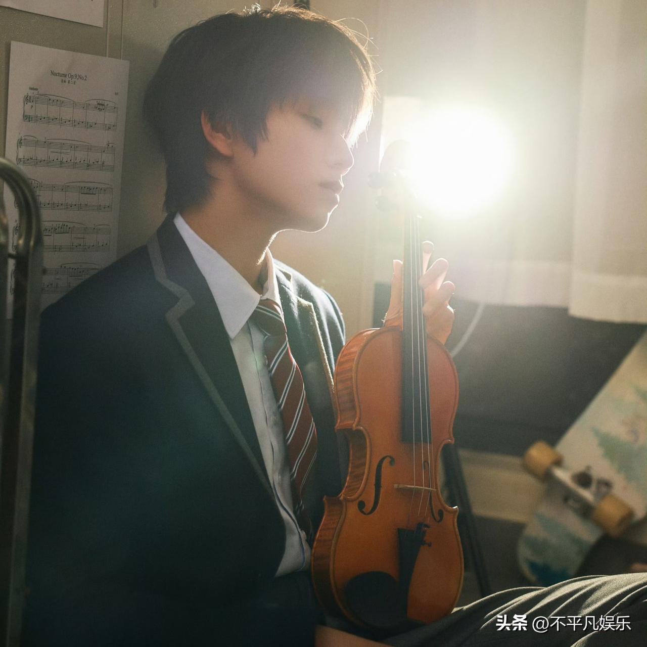 王橹杰的逆光海报于2026年3月14日随《我们的少年时代2》官宣同步发布，瞬间成