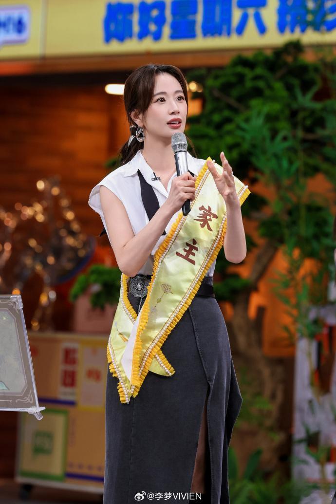 好六新面孔李梦 玩偶服演技大乱斗，脸都遮住了还能看出是谁在演。李梦那套转圈的动作