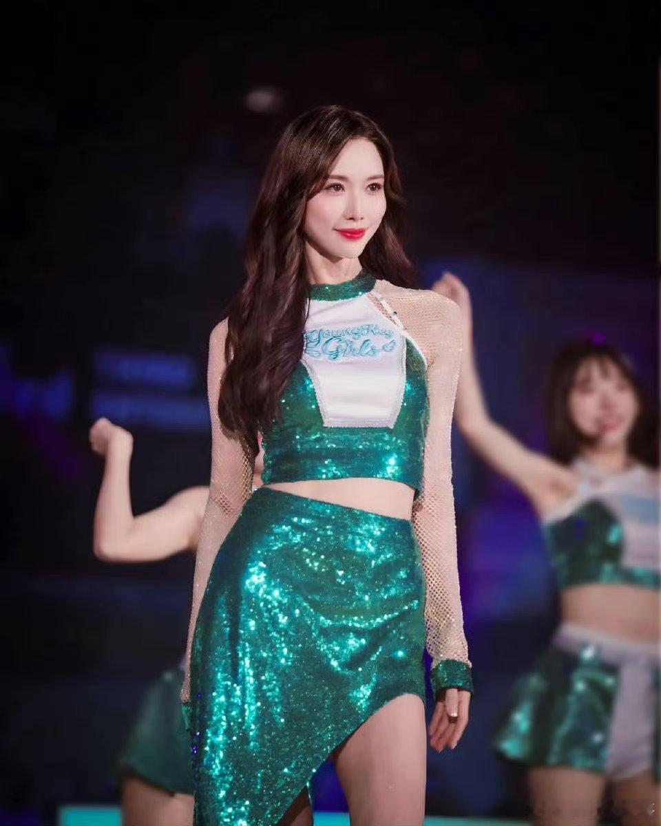 【51岁林志玲穿啦啦队服跳女团舞】林志玲跳女团舞动作干净利落50多了，不容易！ 