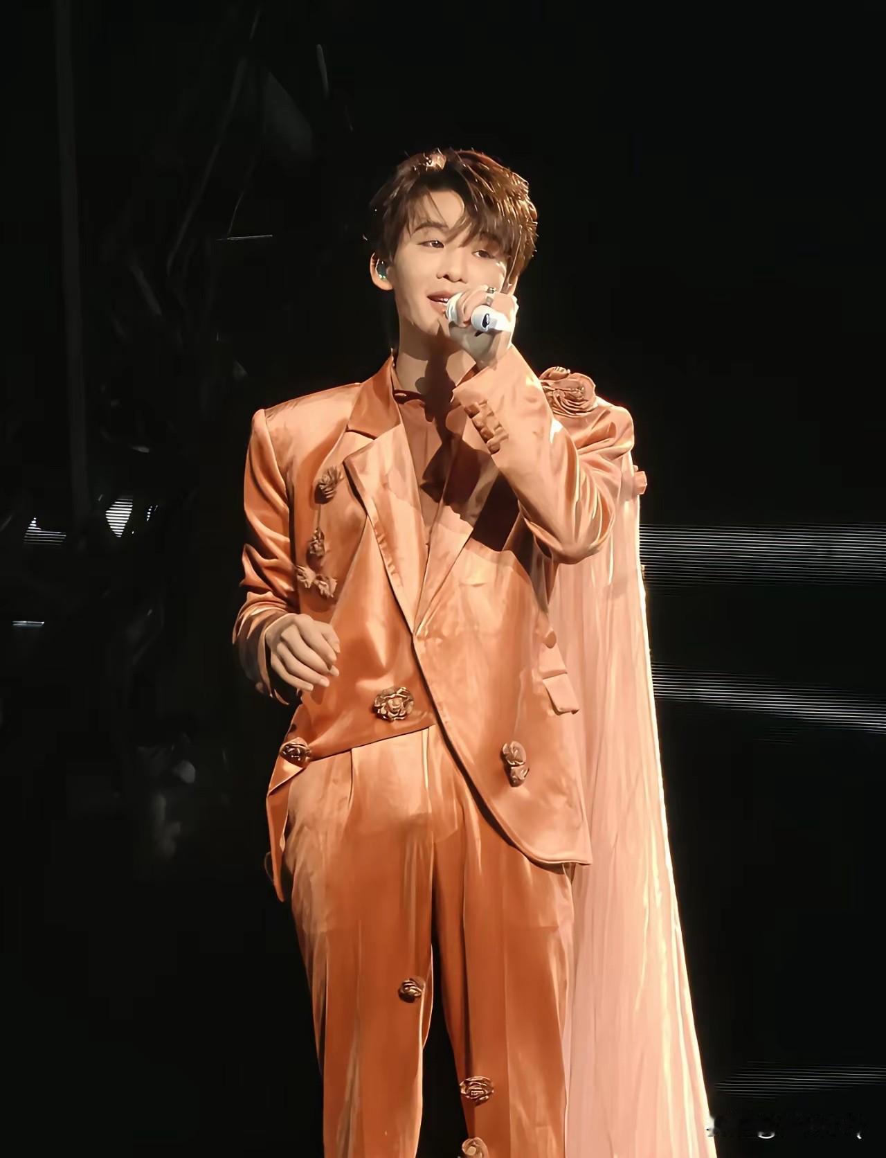 笑死，王赫野万万没想到会以这种方式上热搜。

不是身材的错，不是卡码拍大的问题，