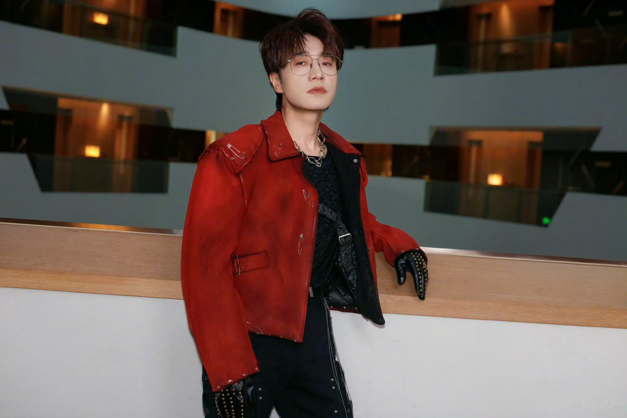 王铮亮 王铮小亮的元宵晚会也要来了哦你看看怎么又是戏曲又是元宵的这让人家去不了的