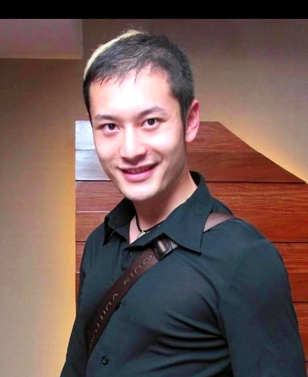 杨幂没帮黄晓明宣传，被骂了。
可她的新剧《哈尔滨一九四四》自己火了——首周三亿播