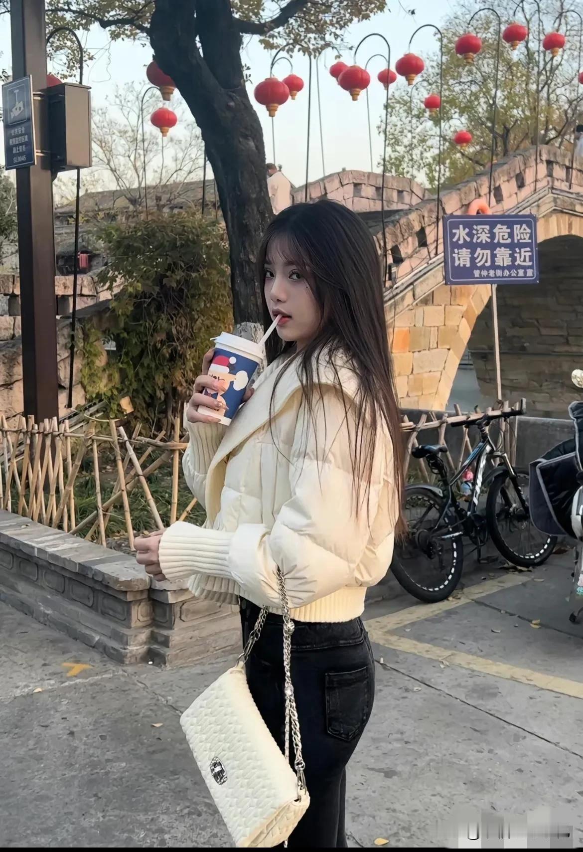她们很迷人但我不一样，我很气人
