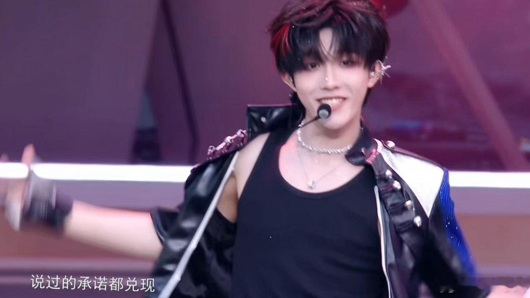 登陆少年演唱会直播状态登陆少年青岛演唱会直播状态无可挑剔，造型帅气吸睛，唱跳全程
