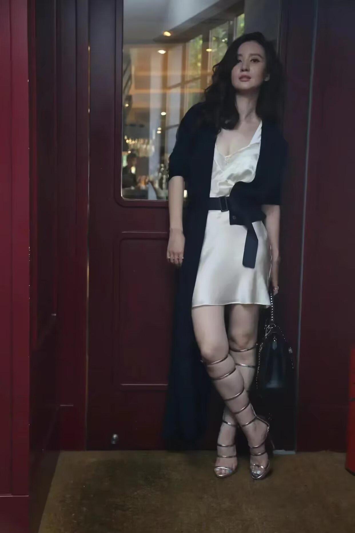 不必和谁一样。作自己，保持你的节奏，温度，形状和质地。像一朵花，一世香；像一株草