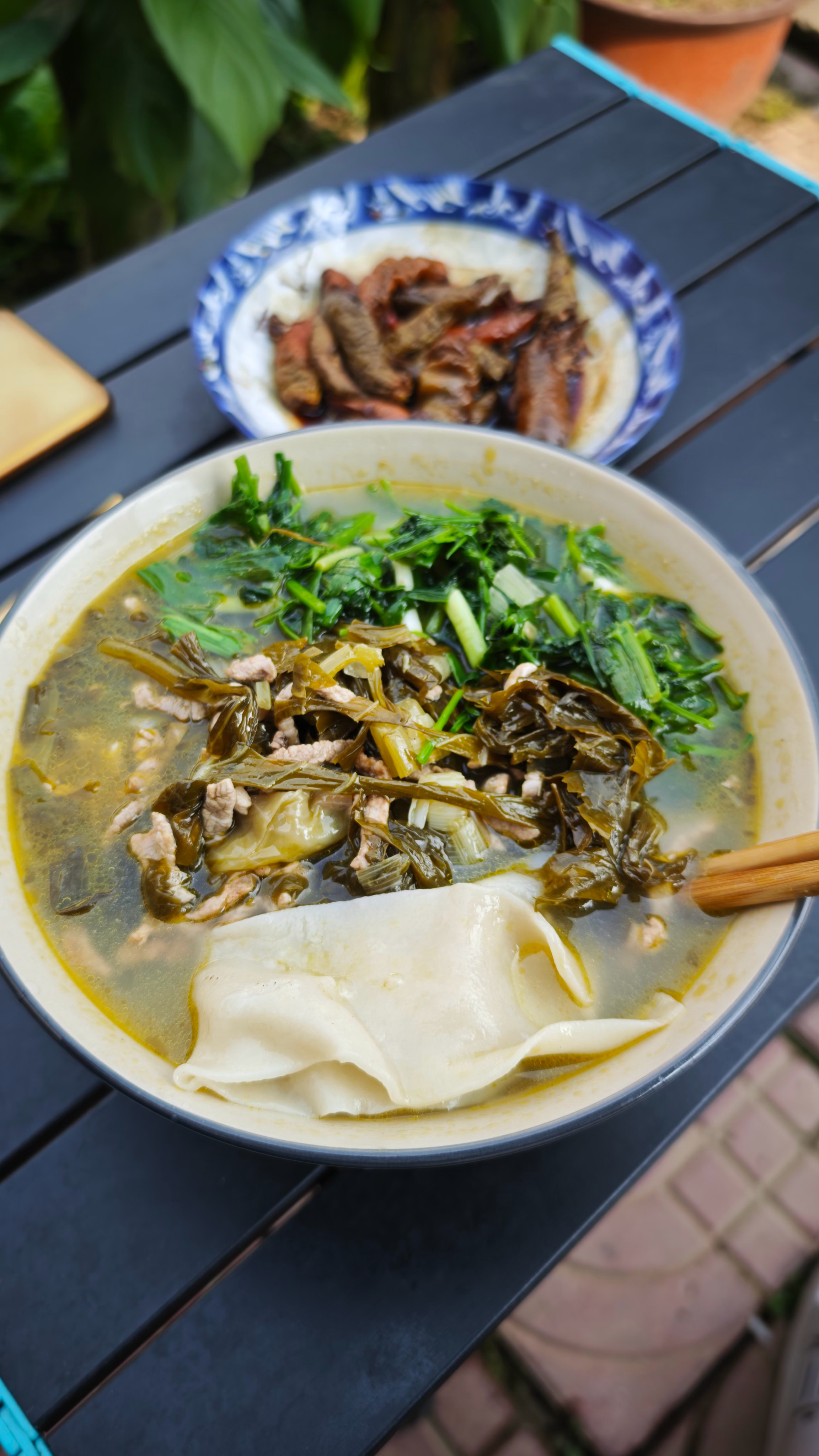 午餐  回来晚了，队友给留的午饭，酸菜肉丝面，对于我这喜欢面食的人，满意度百分百