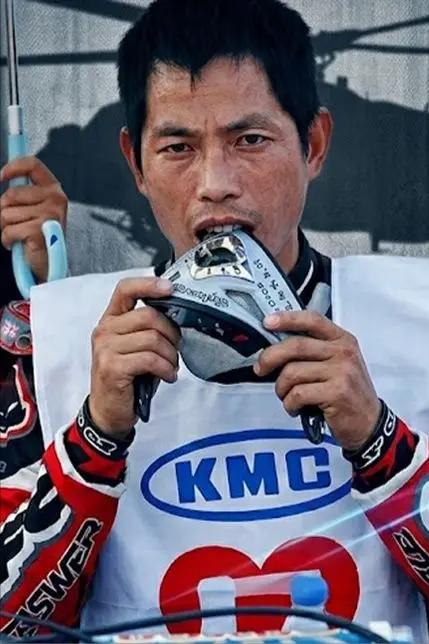 张雪，当年进入车队，带着六万块钱去的，两年下来，一身伤病，钱花完了，也没有顶级车