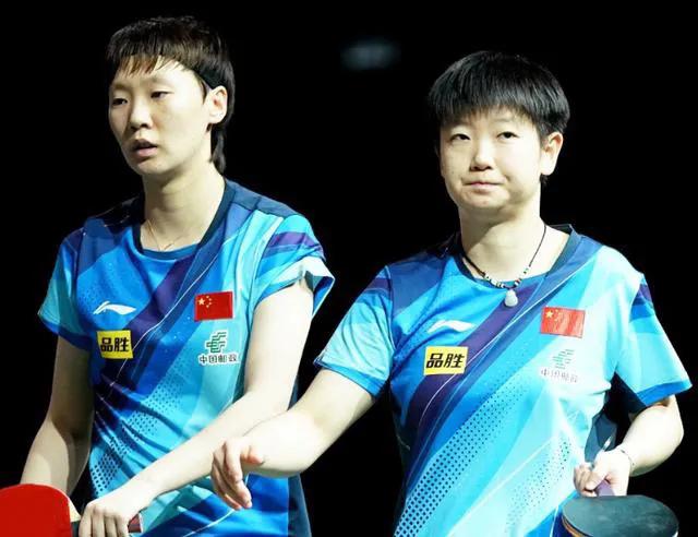 昨晚在莎莎上领奖台时，看到王曼昱有一个暖心的主动，让我很感动，海产姐妹花感情真好