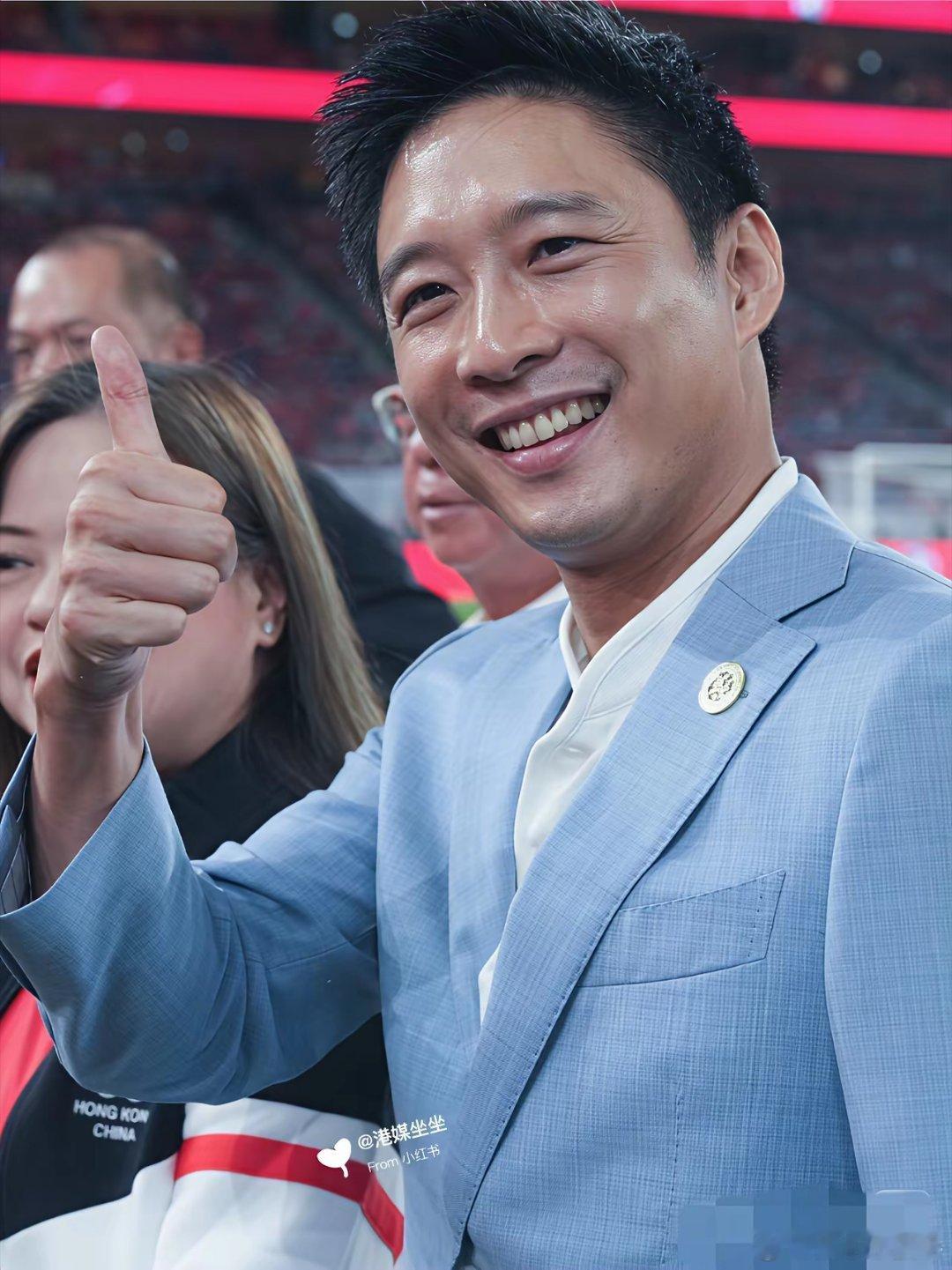 霍启山和娜然是一点都不藏了，从意大利又一起回到了香港，路人偶遇也大方合照，一点都