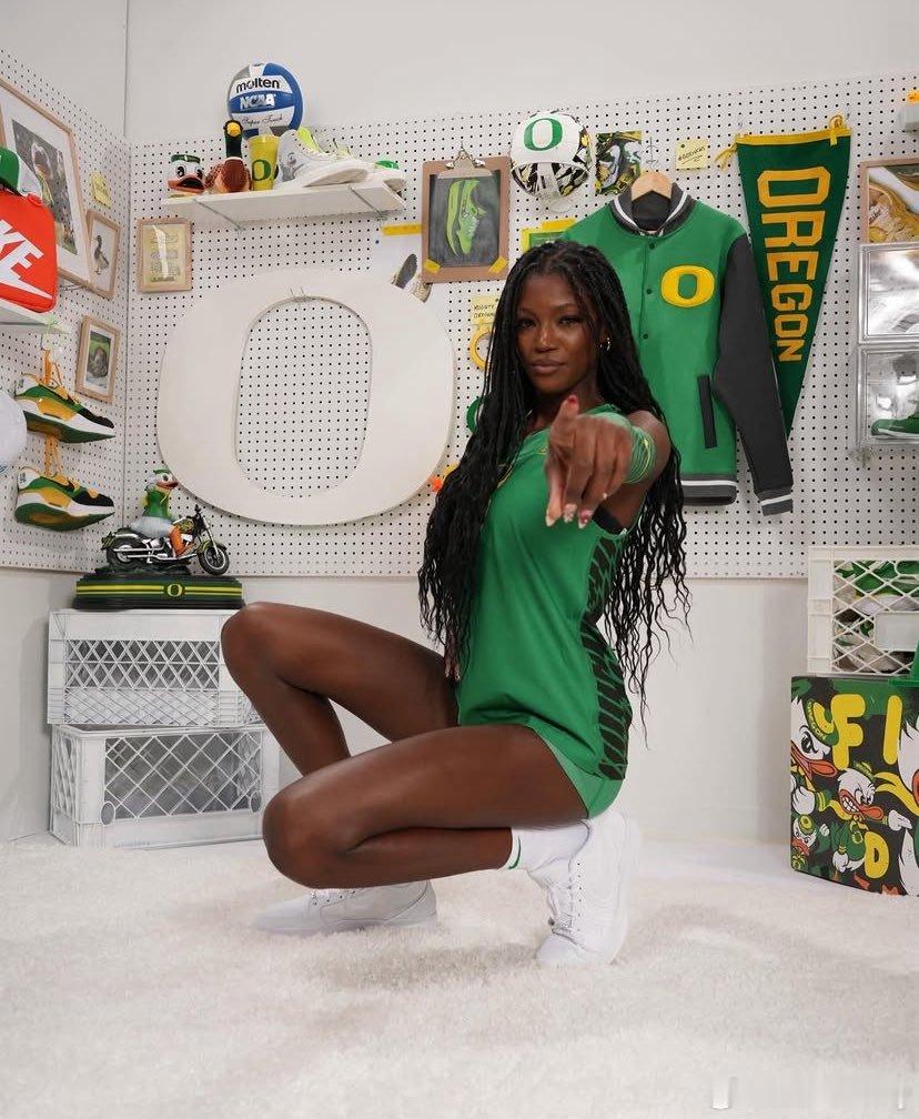 18岁、身高1米88的左手接应阿兰娜·克莱门特在NCAA冒尖，他拥有美国巴西双重