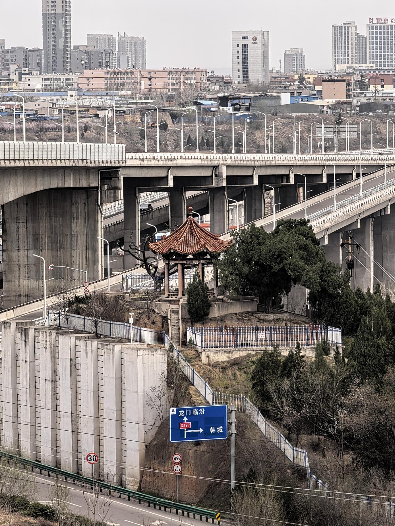 从象山俯看象山中学，没有找见后甫亭，下山后才发现受了大桥影响，不用心不容易发现。