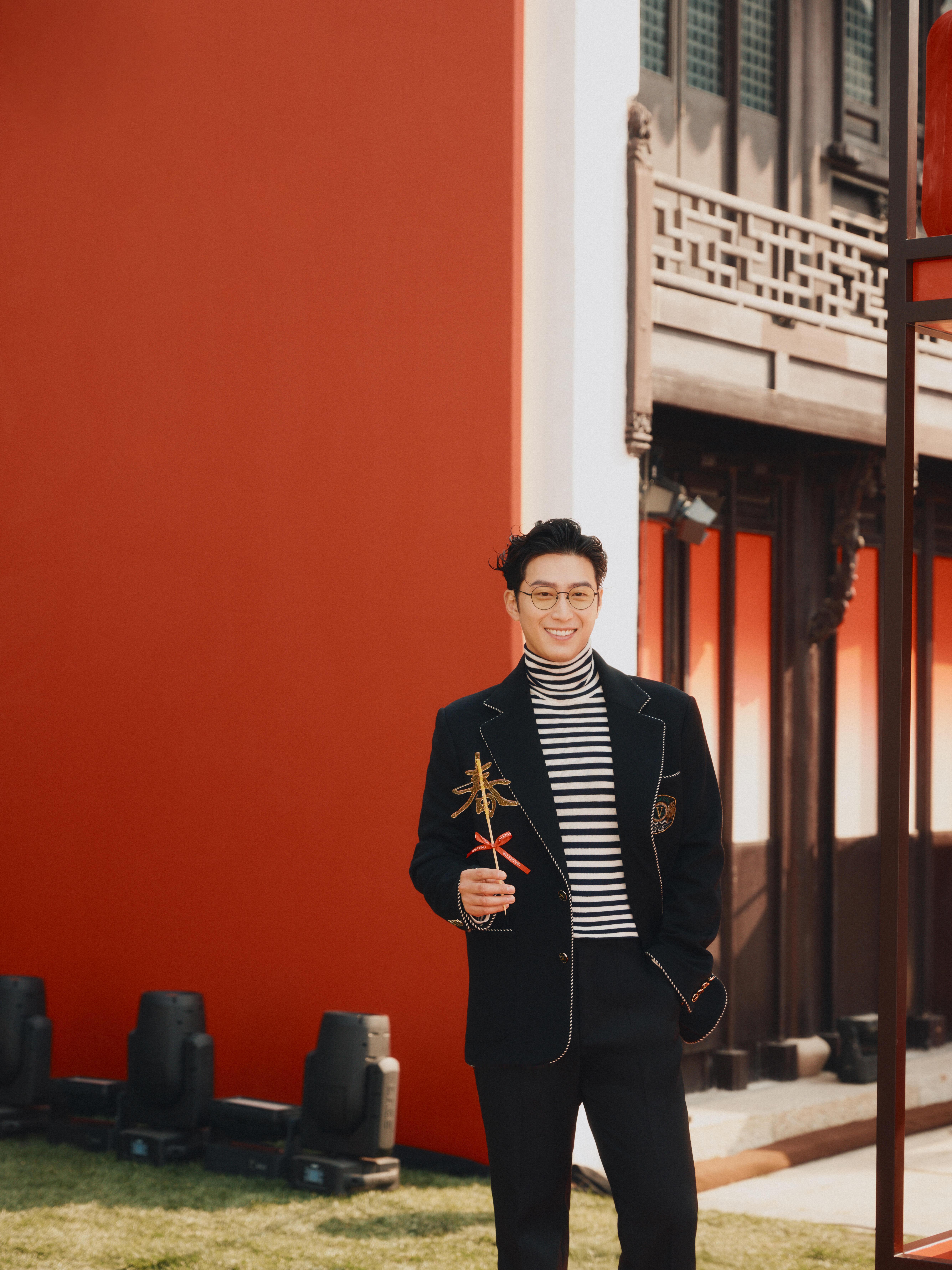 窦骁的度假氛围感给到夯解锁窦骁惬意度假范本⛳ 高尔夫球场挥杆潇洒有型，动作行云流