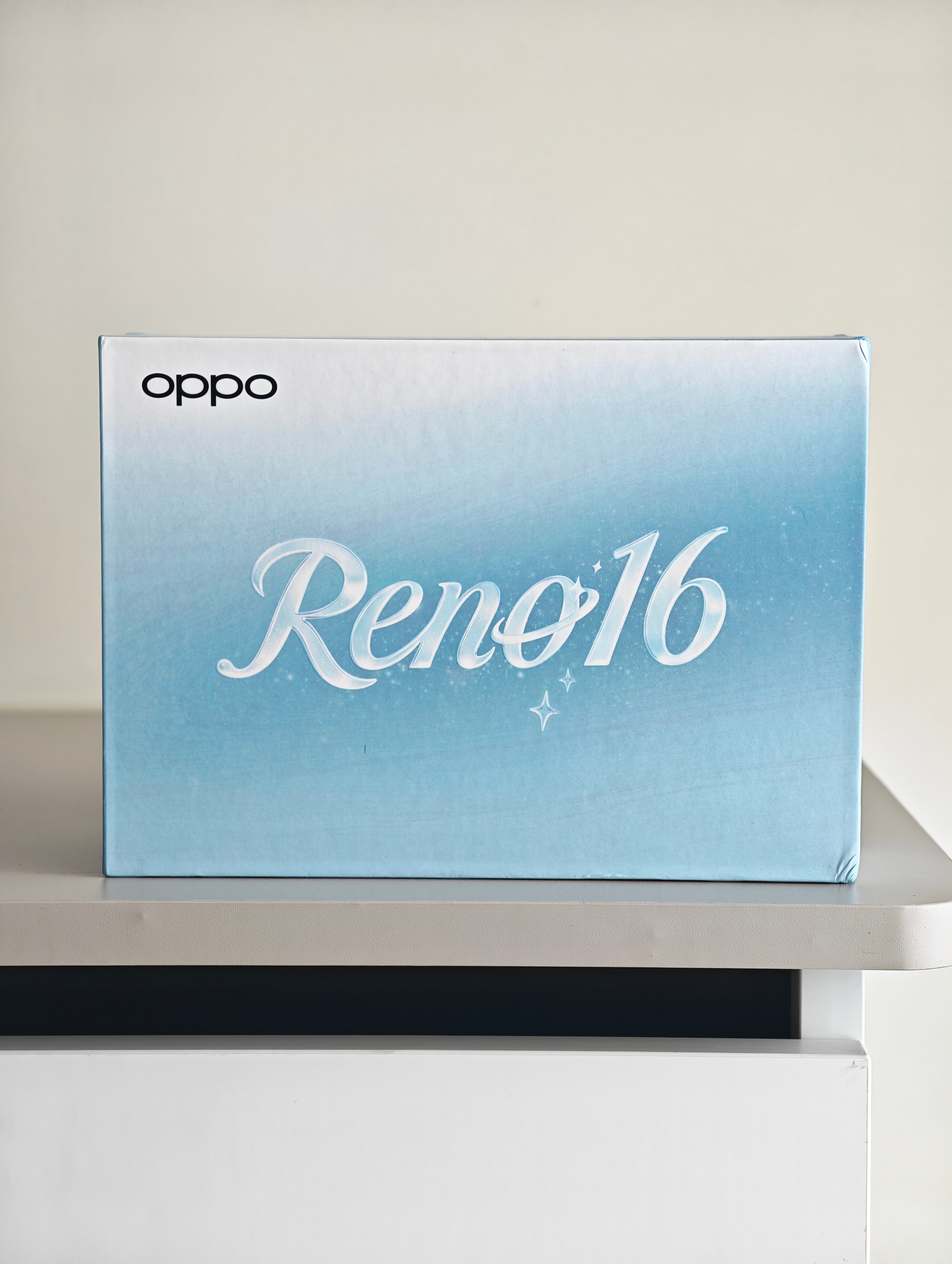 收到OPPO Reno16系列的发布会邀请函。小玩意，还挺有意思，主体其实是个悬