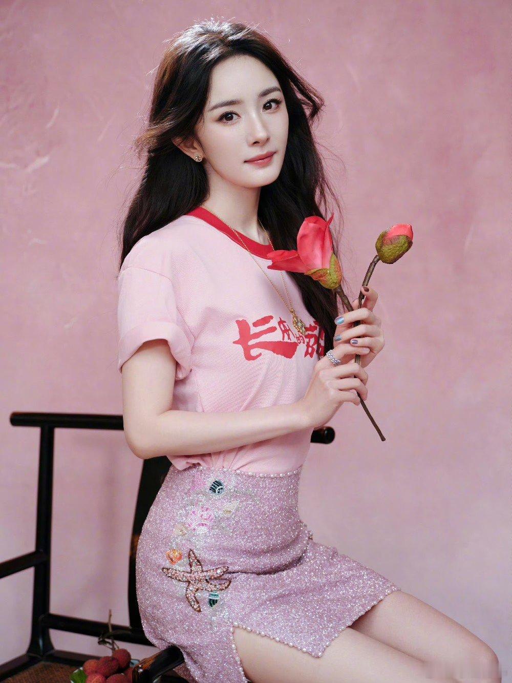 杨幂真嫩成脱了壳的荔枝杨幂像水蜜桃杨幂今天好粉 脱了壳的荔枝，杨幂《长安的荔枝》