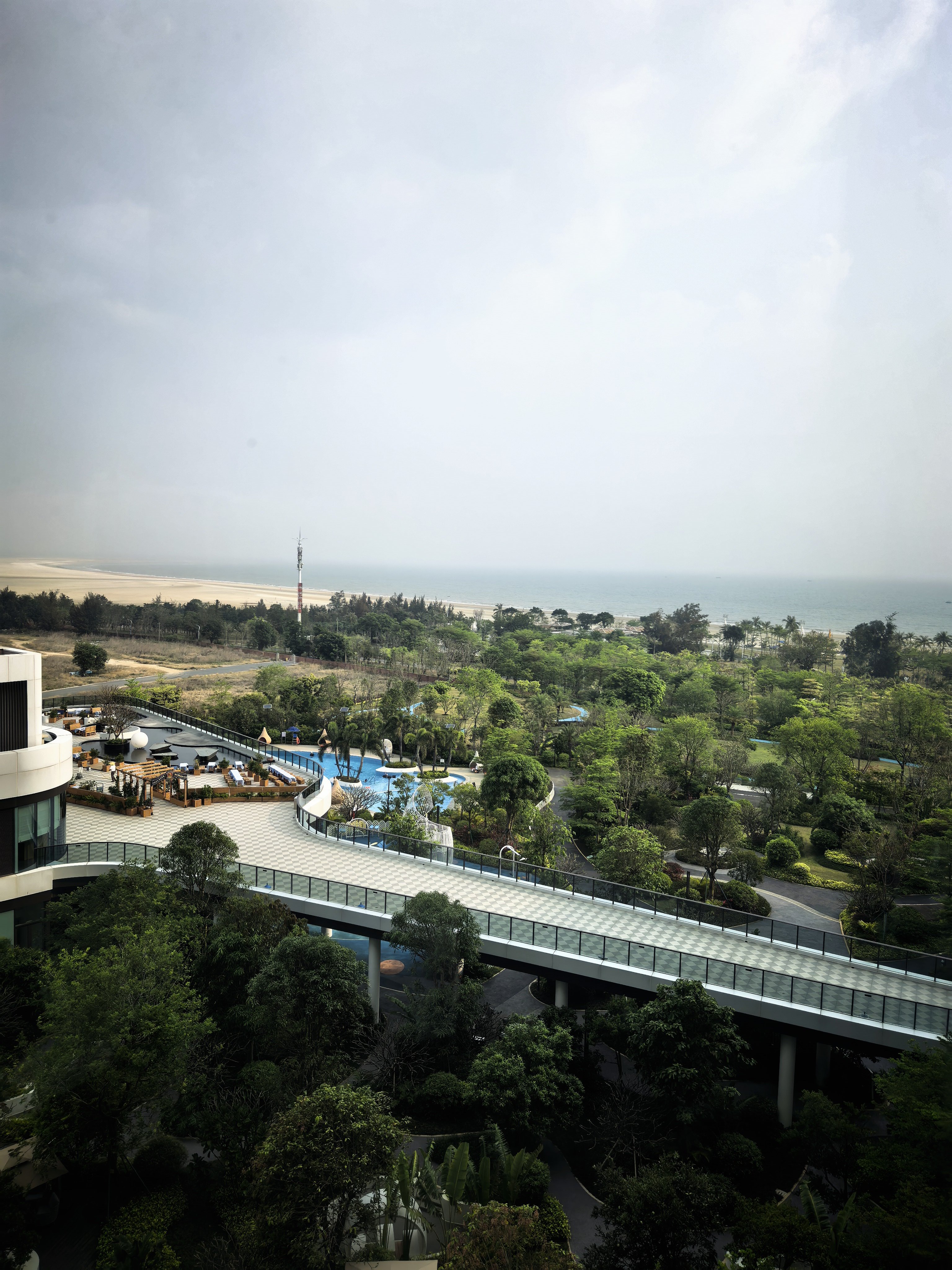 拥抱生活，享受生活。其实是从自己呆腻的地方，去到别人呆腻的地方。 北海·北海万豪