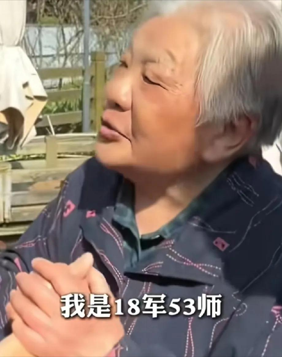 感动哭了！24年10月，四川94岁老人出门散步遇到一位96岁老人，两人聊天得知她