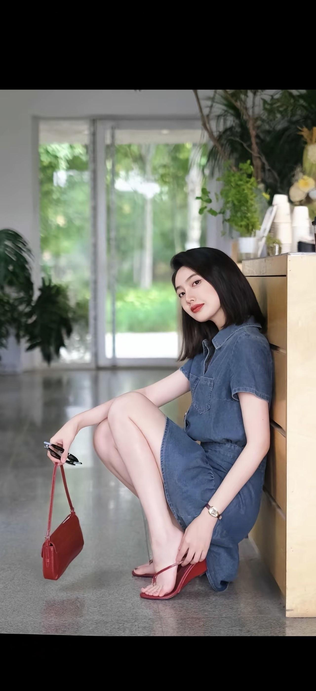 红妆映绿意，轻纱拂碧波。
