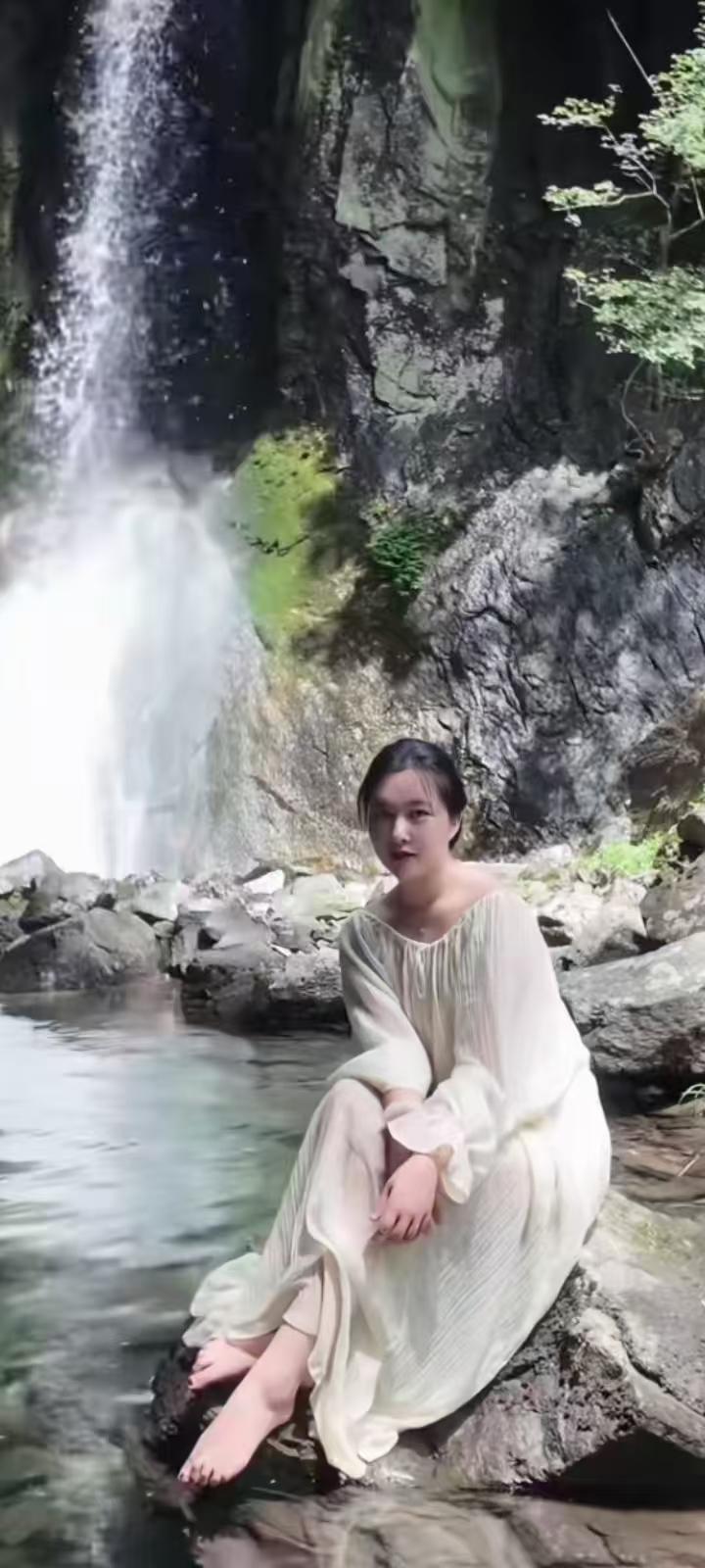 试对；

青山藏画意
银河归琴韵

******

网图侵删