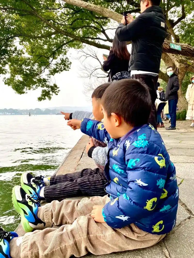 追着爸妈要拍照的傻事，现在想起都能把自己笑出眼泪。
五岁那年全家去云台山玩，刚买