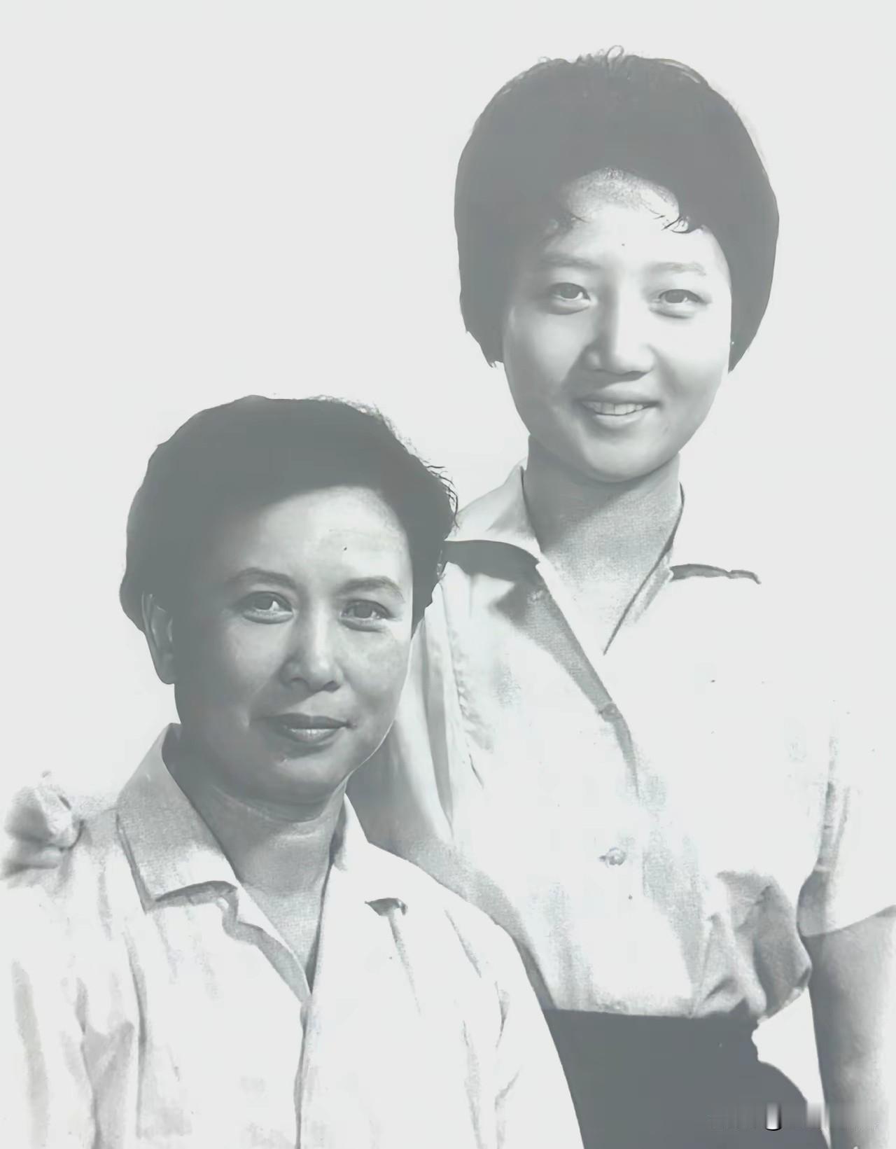 戏迷朋友能认出和越剧大师尹桂芳合影的这位清秀、典雅的女演员是谁吗？